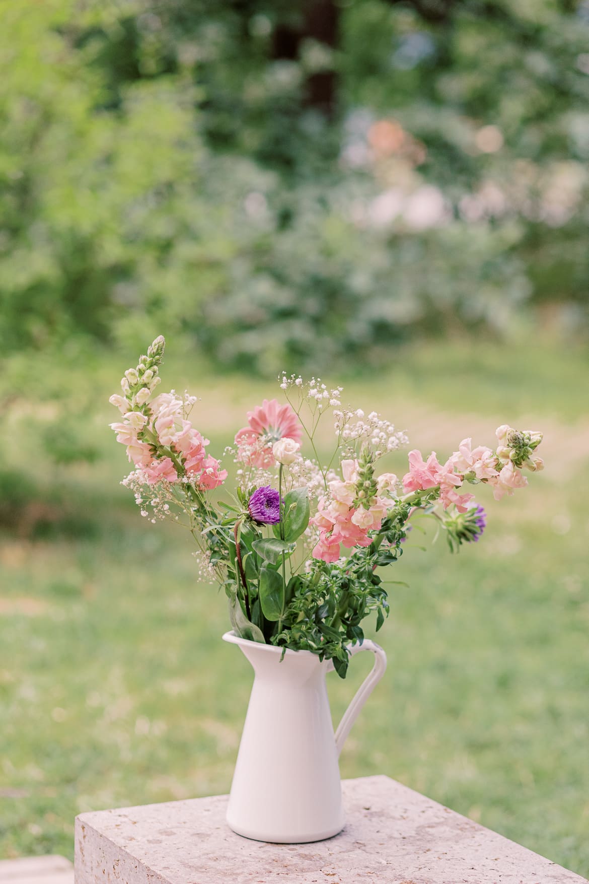 Eine Gieskanne mit Wildblumen