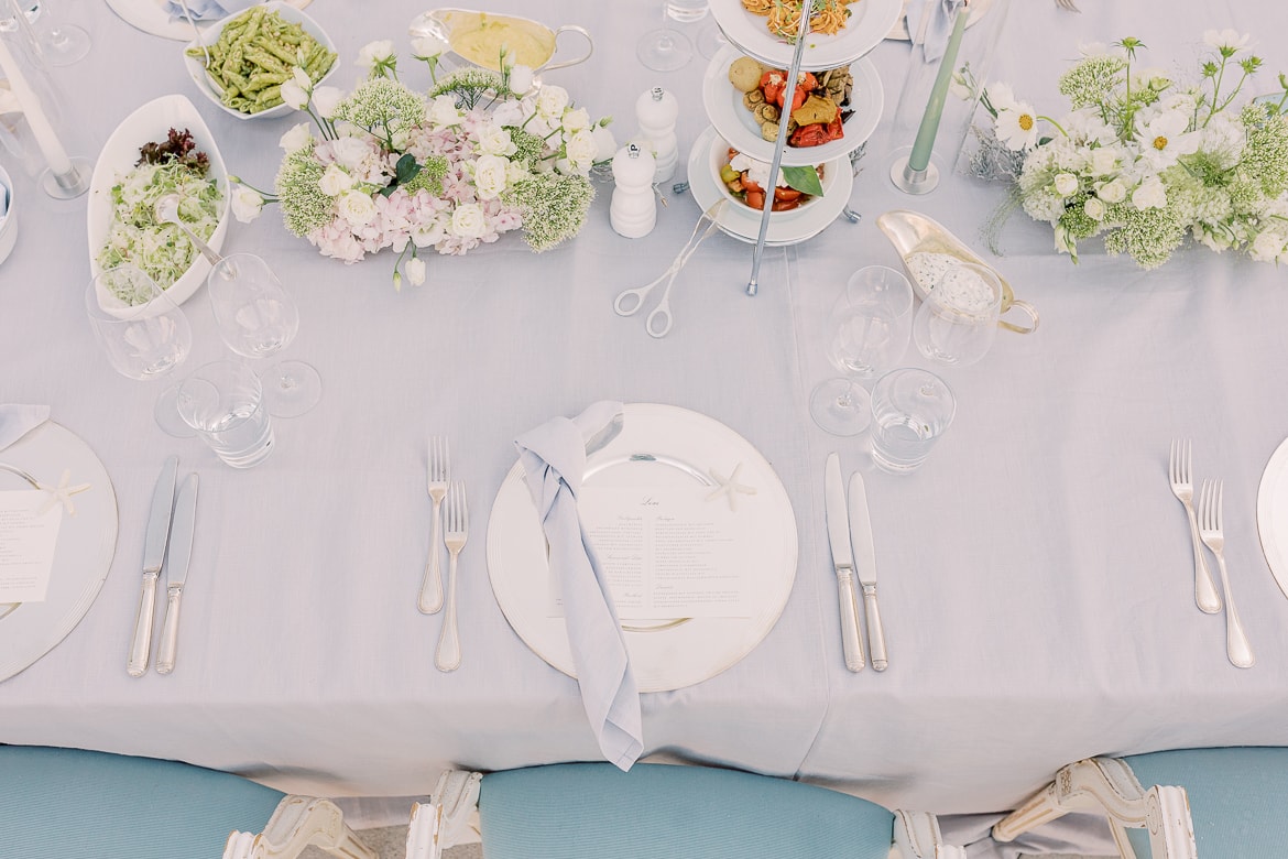 Die Tafel ist für das Dinner gedeckt