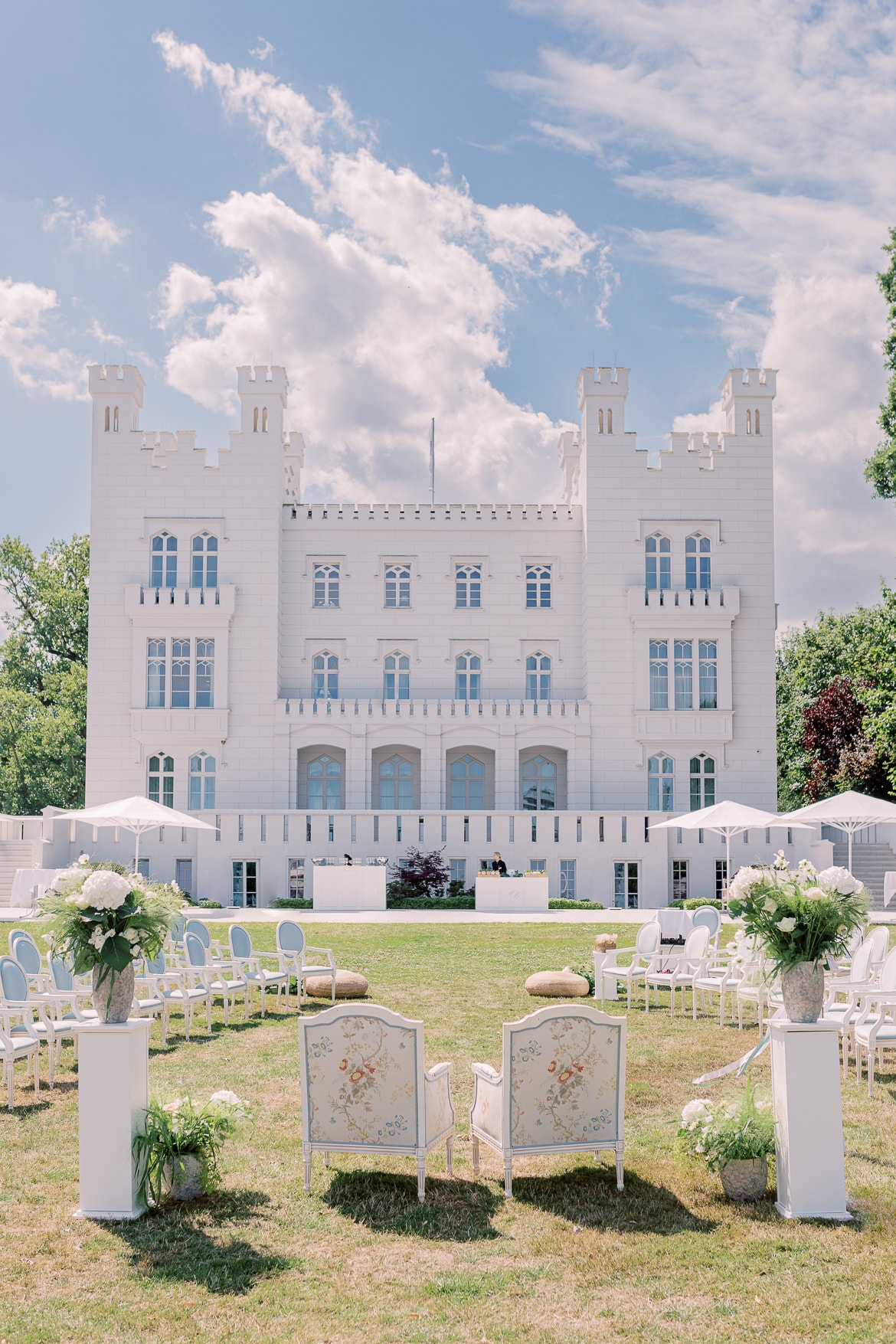 Burg Hohenzollern des Grand Hotel Heiligendamm mit Aufbau zur Trauung