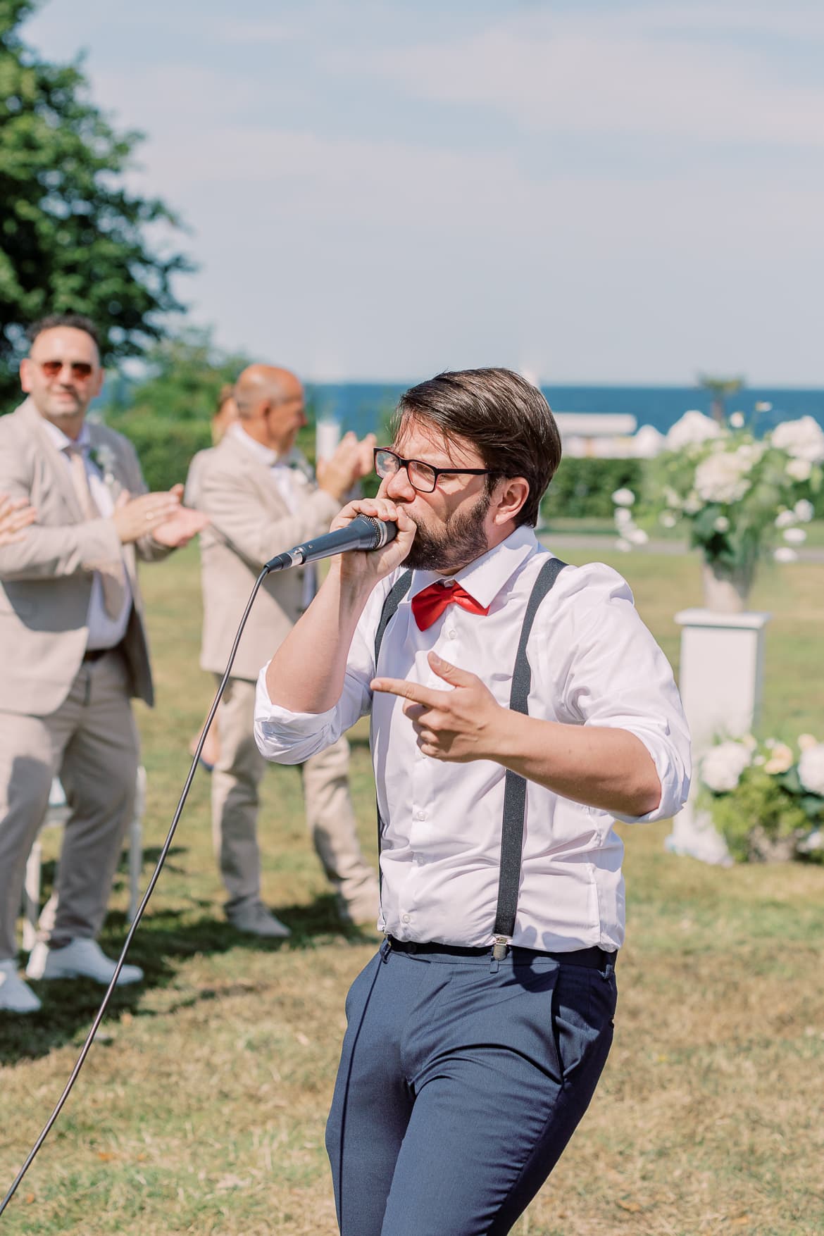 Ein Beatboxer und Tänzer geben eine Live Performance nach der Trauung