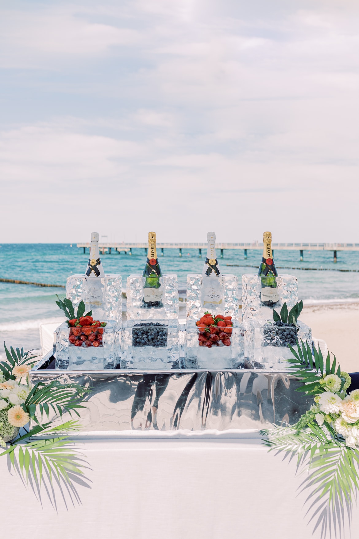 Eisskulptur mit Champagner in der Beachbar des Grand Hotel Heiligendamm