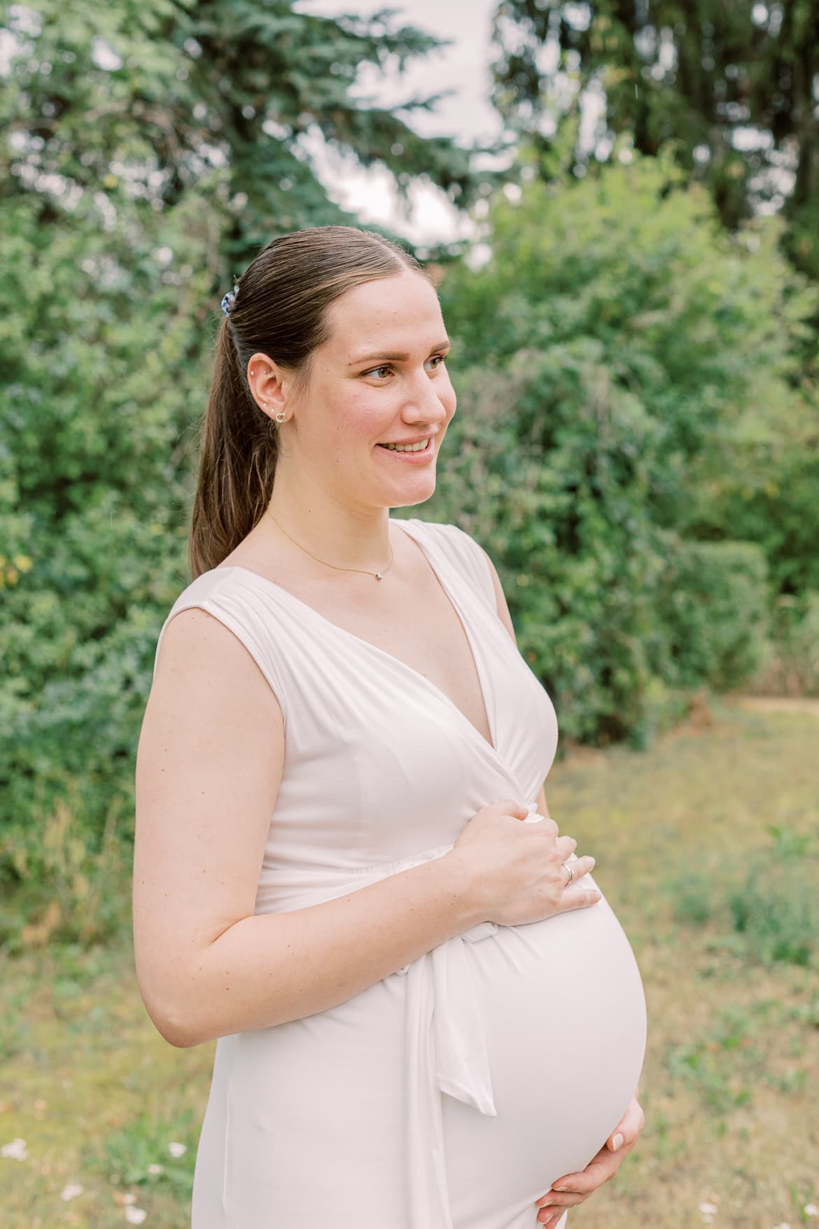 Eine werdende Mama hält ihren Bauch