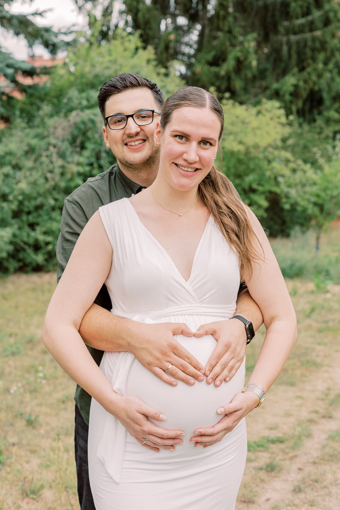 Werdende Eltern kuscheln