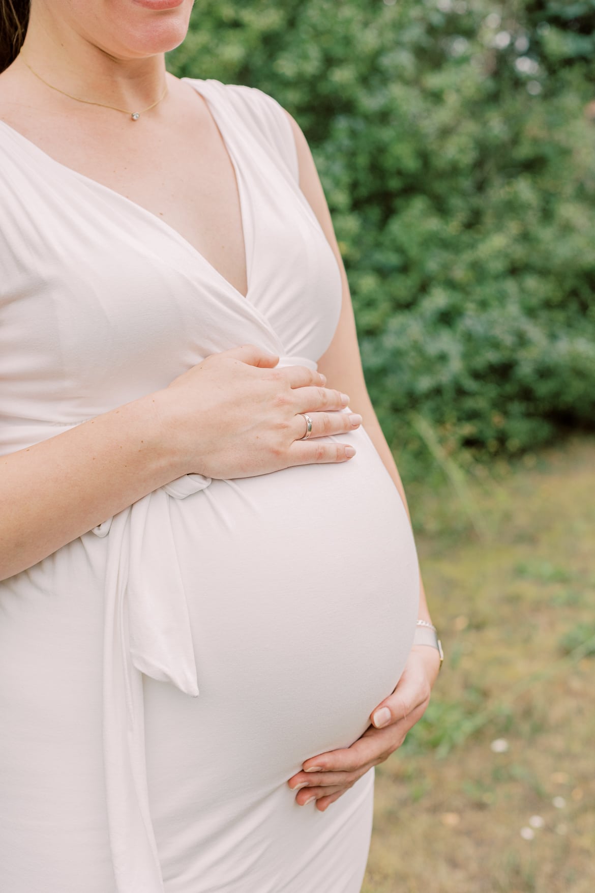 Werdende Mama hält ihren Babybauch