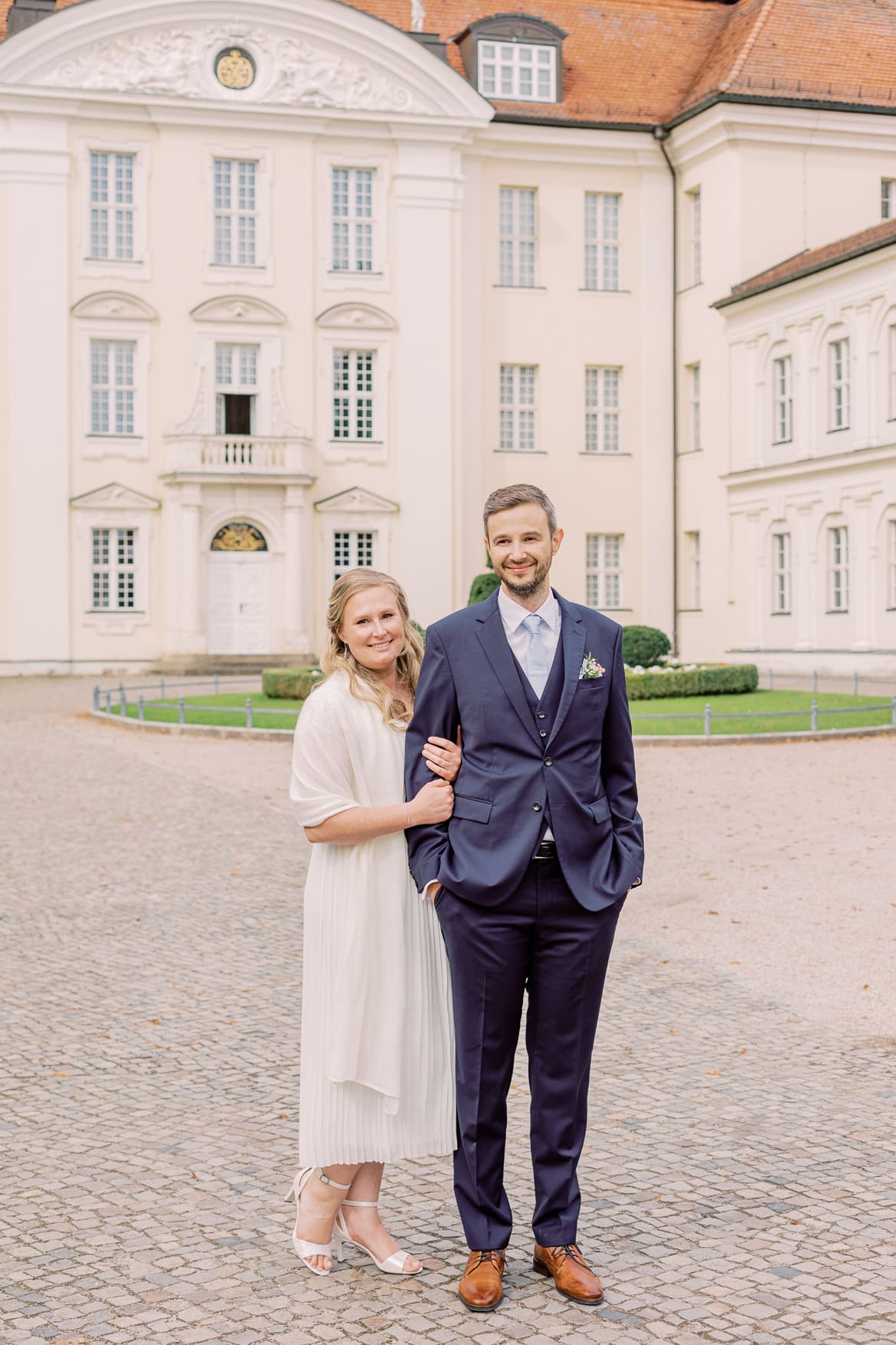 Hochzeitspaar umarmt sich vor dem Schloss Köpenick Berlin