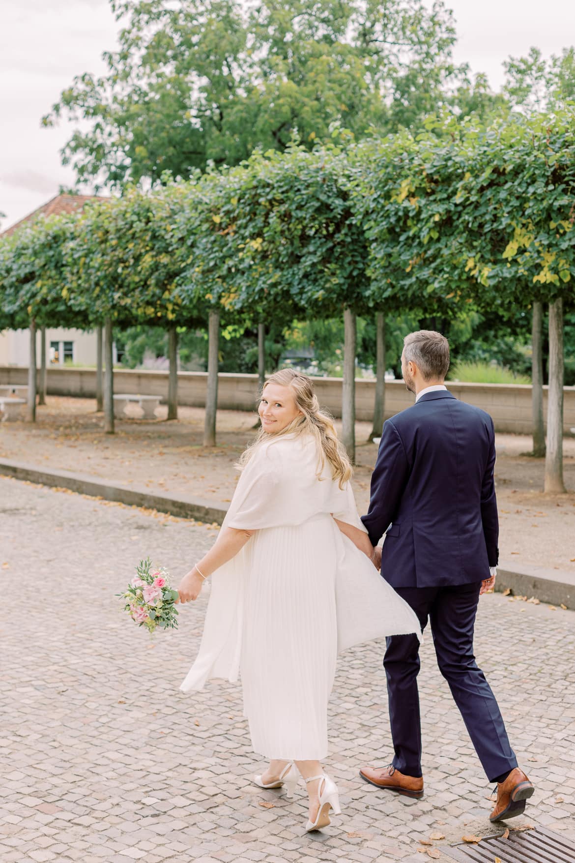 Hochzeitspaar spaziert im Park des Schloss Köpenick Berlin