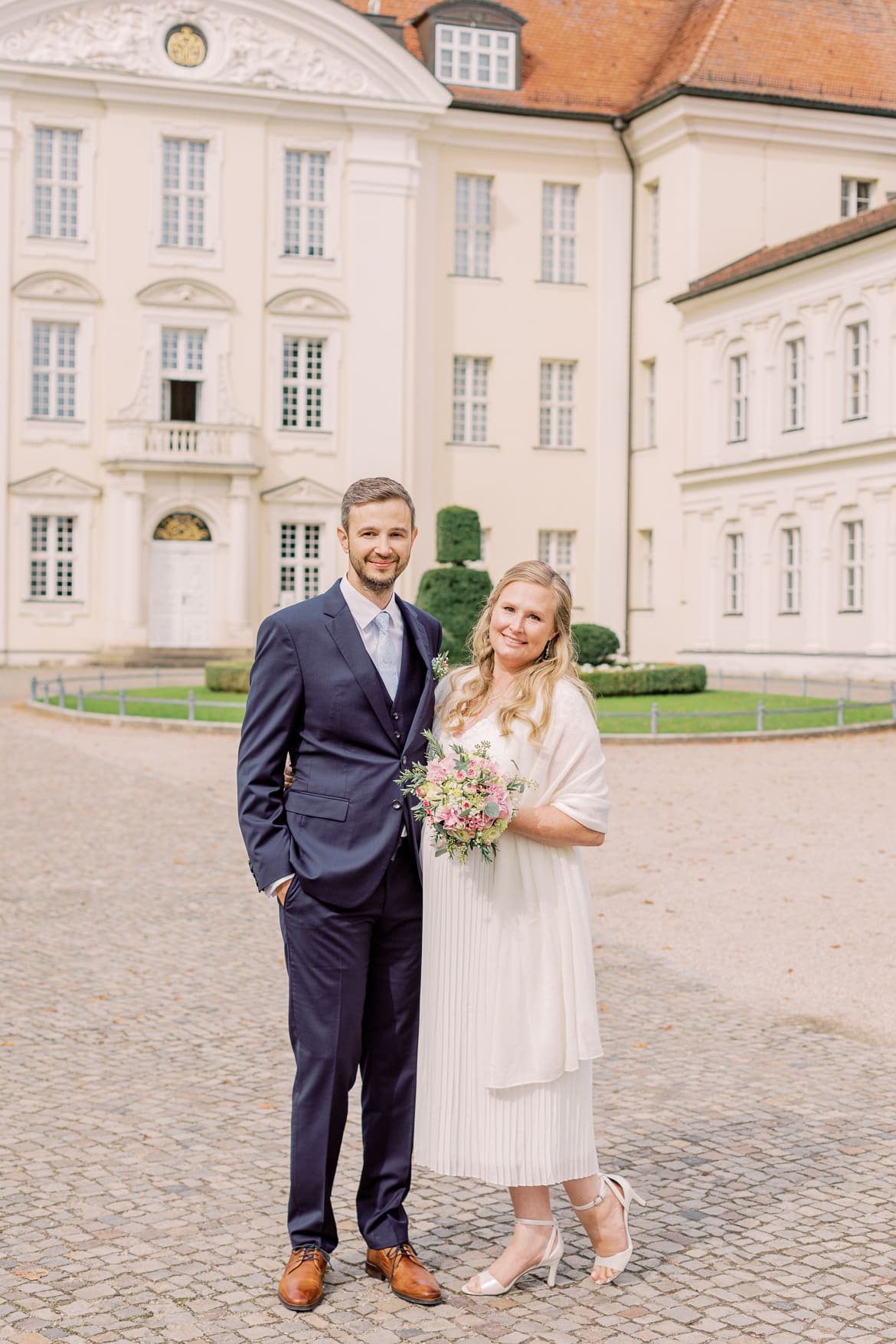 Hochzeitspaar vor dem Schloss Köpenick Berlin