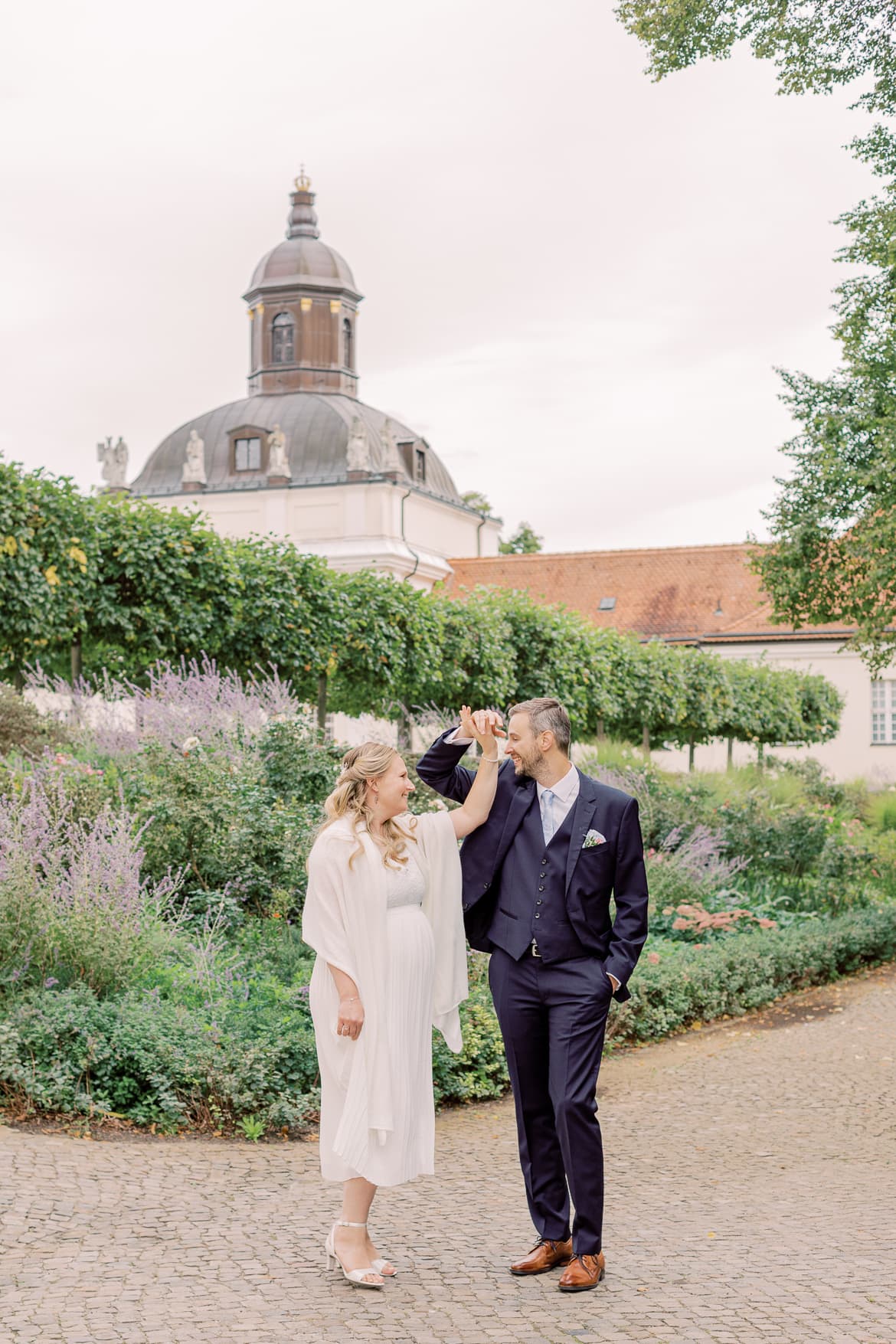 Hochzeitspaar tanzt im Park vom Schloss Köpenick Berlin