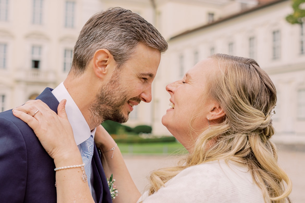 Hochzeitspaar lacht sich an