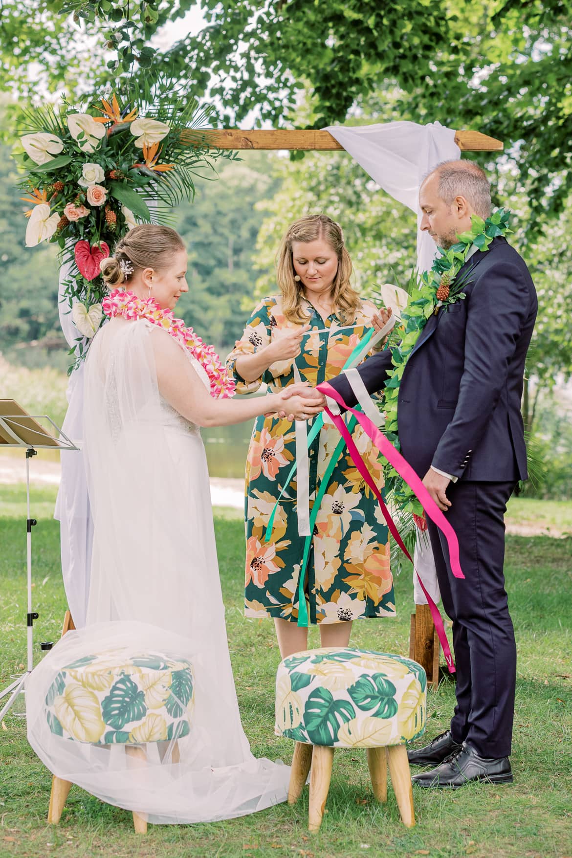 Traurednerin führt Handfasting Zeremonie durch