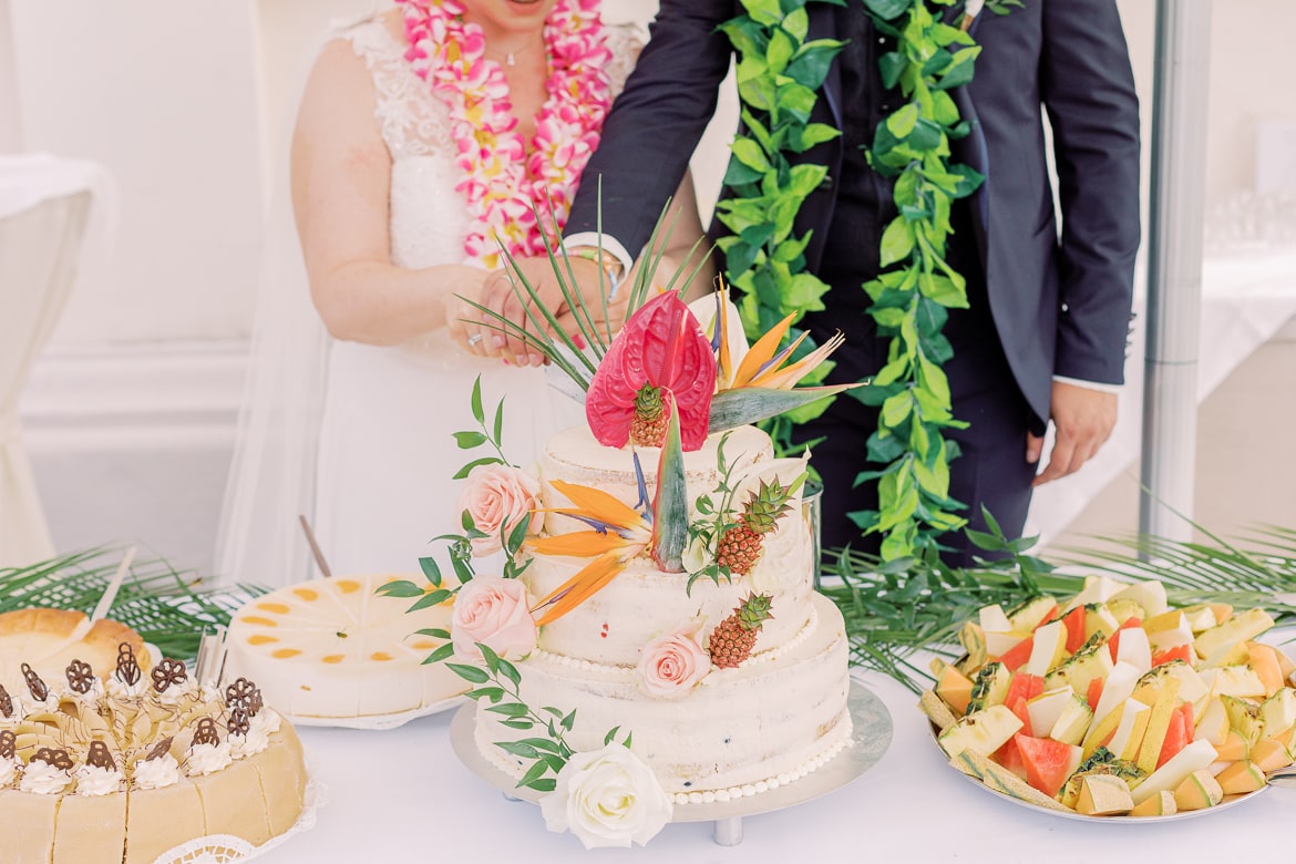 Hochzeitspaar schneidet Hochzeitstorte an