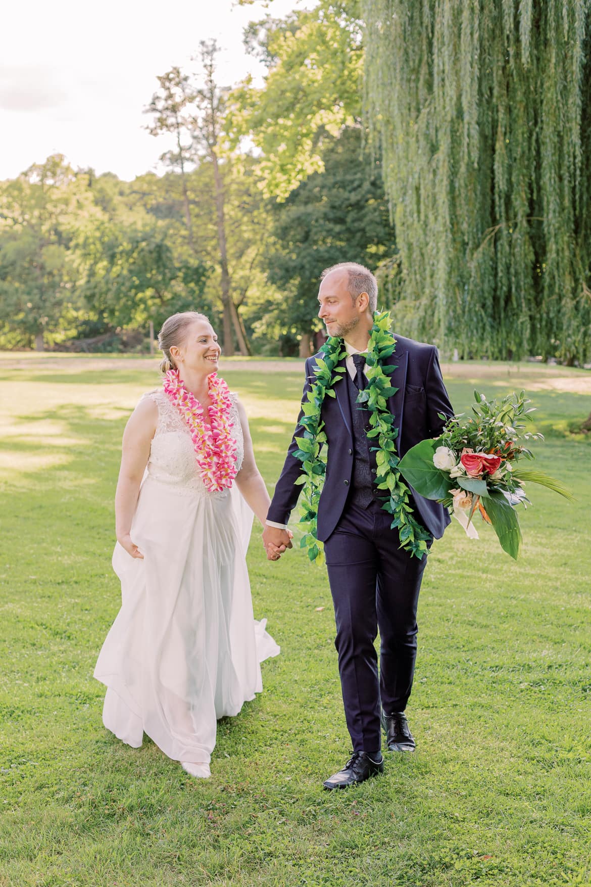 Hochzeitspaar spaziert im Park