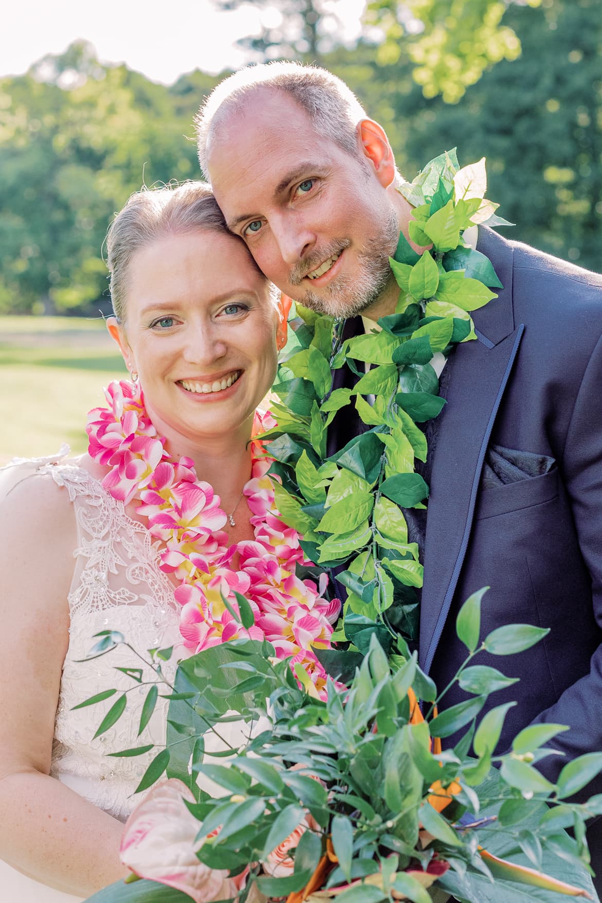 Hochzeitspaar lächelt und hat die Köpfe eng zusammen gelegt