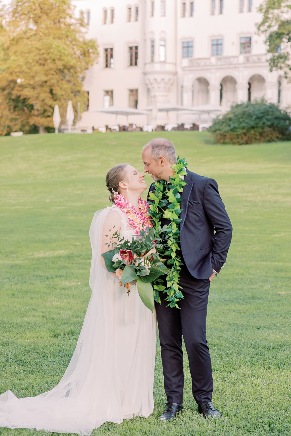 Hochzeitspaar vor dem Schloss Boitzenburg