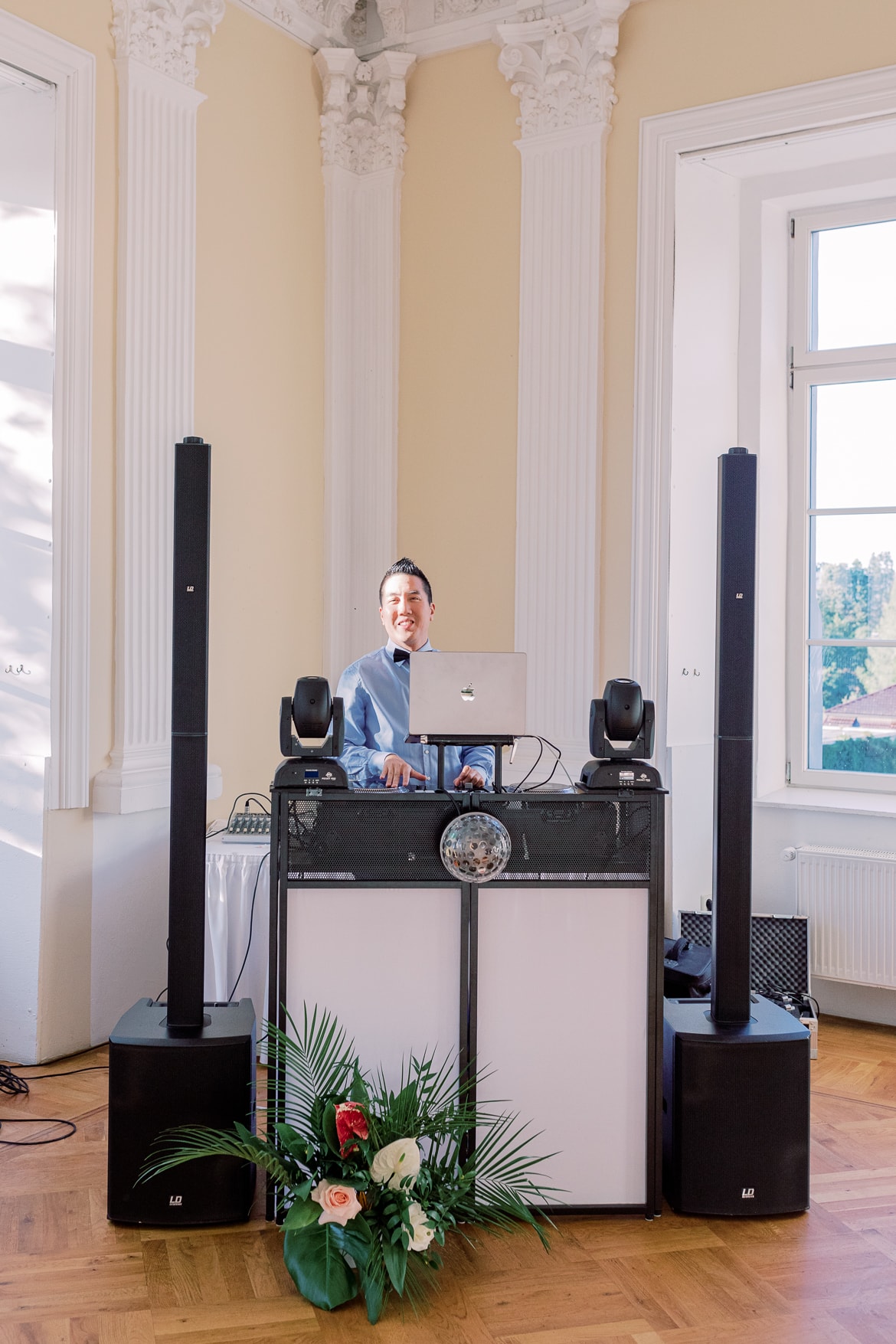 DJ Hung und sein Setup im Festsaal Schloss Boitzenburg