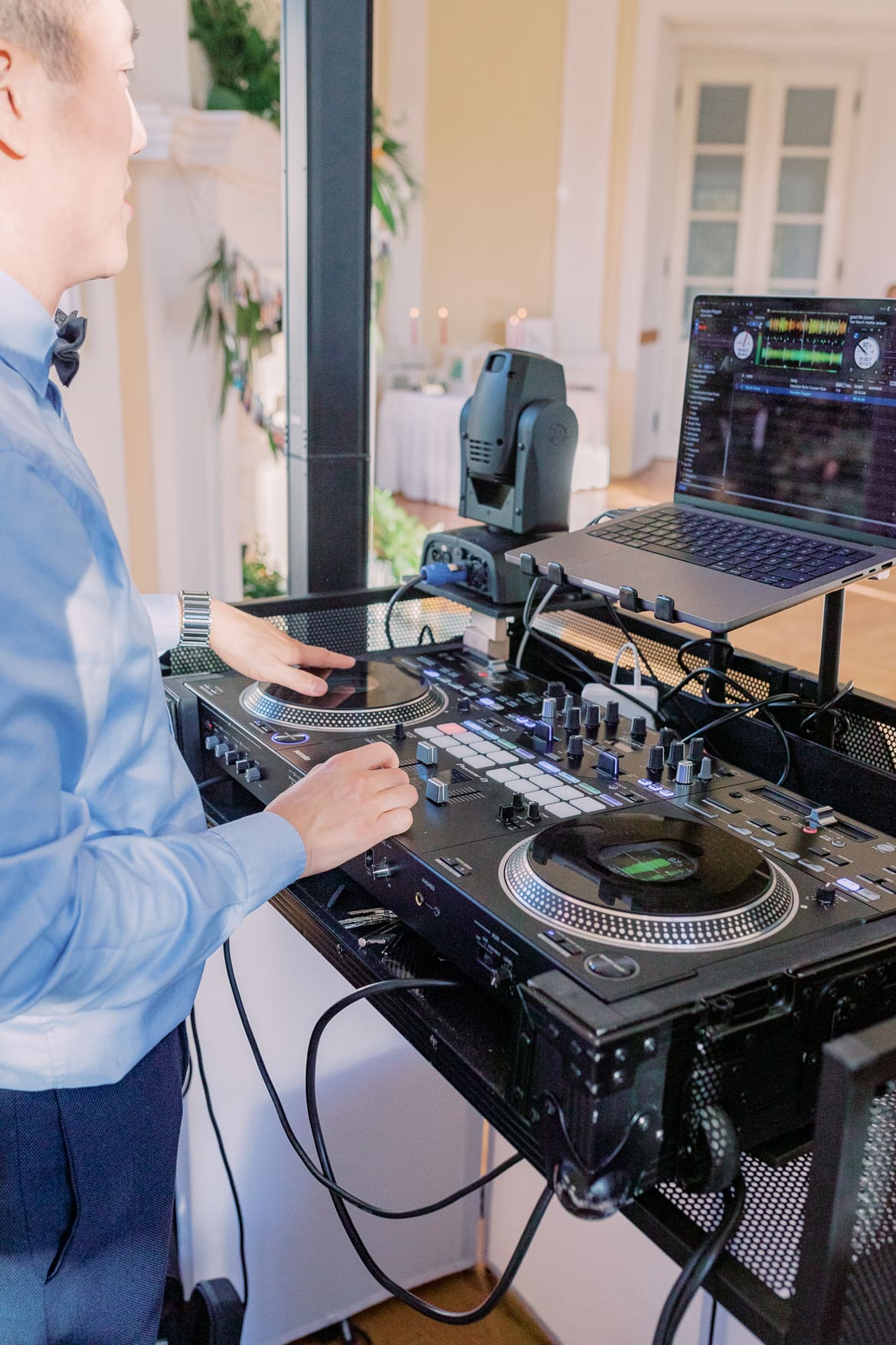 DJ Hung und sein Setup im Festsaal Schloss Boitzenburg