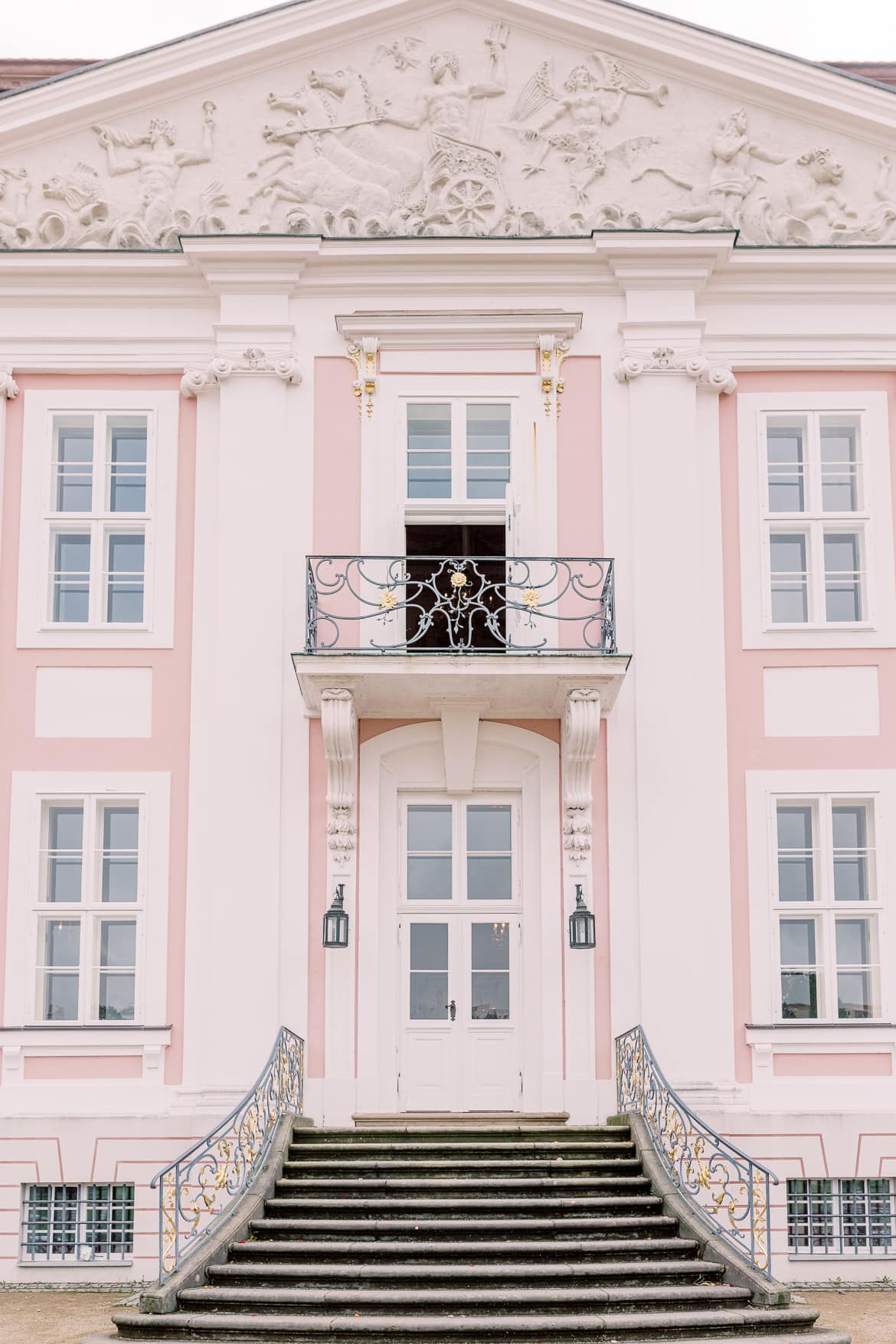 Hintereingang mit Freitreppe vom Schloss Friedrichsfelde Berlin