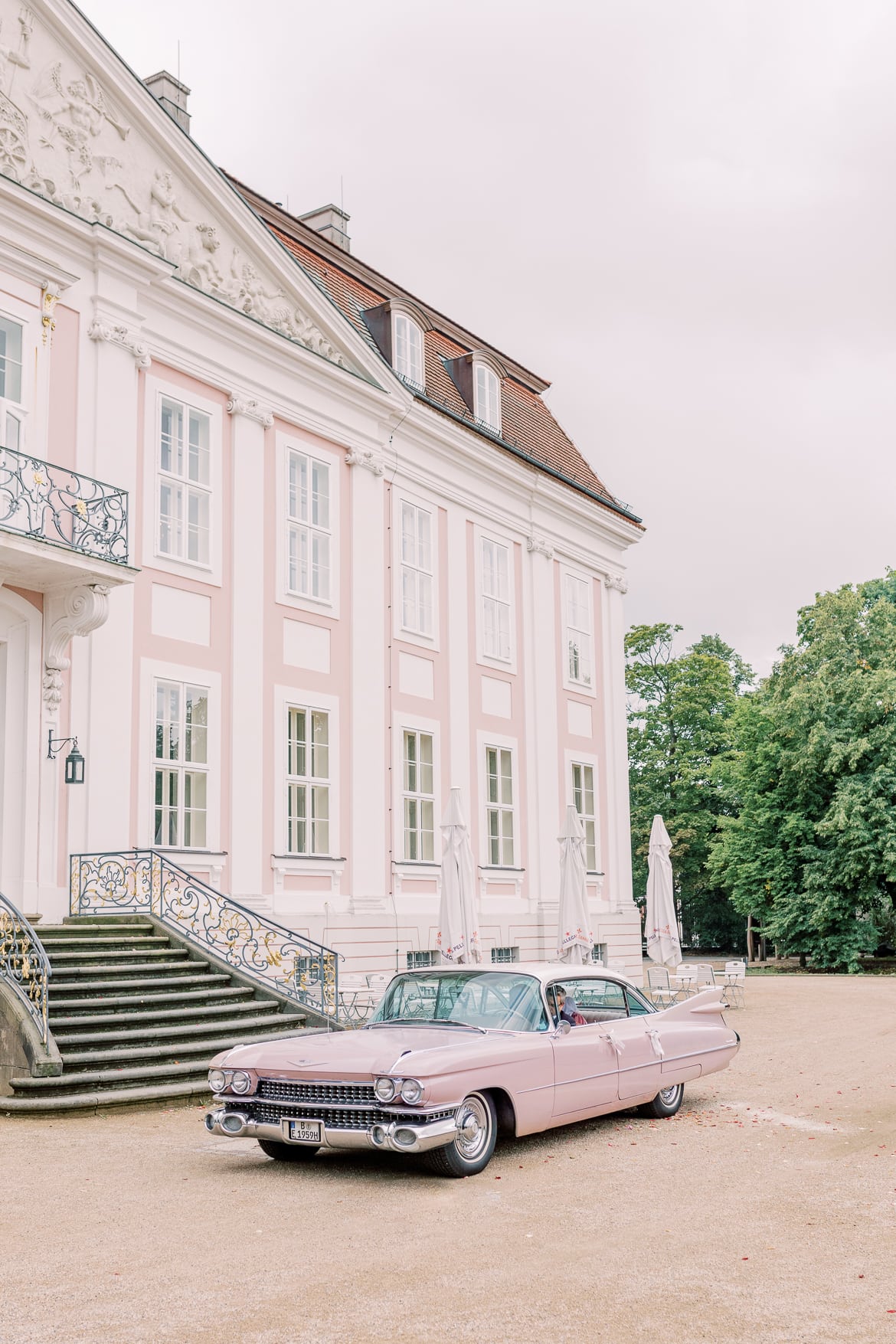 Hintereingang mit Freitreppe und Oldtimer vom Schloss Friedrichsfelde Berlin