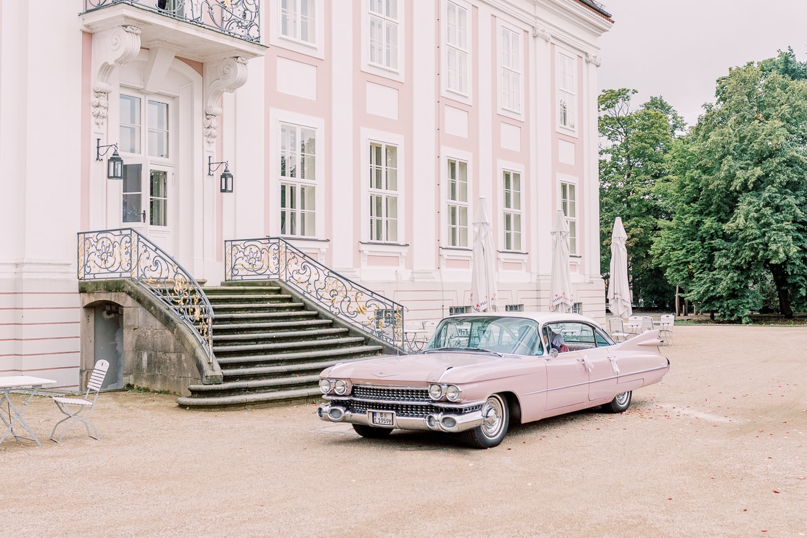 Hintereingang mit Freitreppe und Oldtimer vom Schloss Friedrichsfelde Berlin