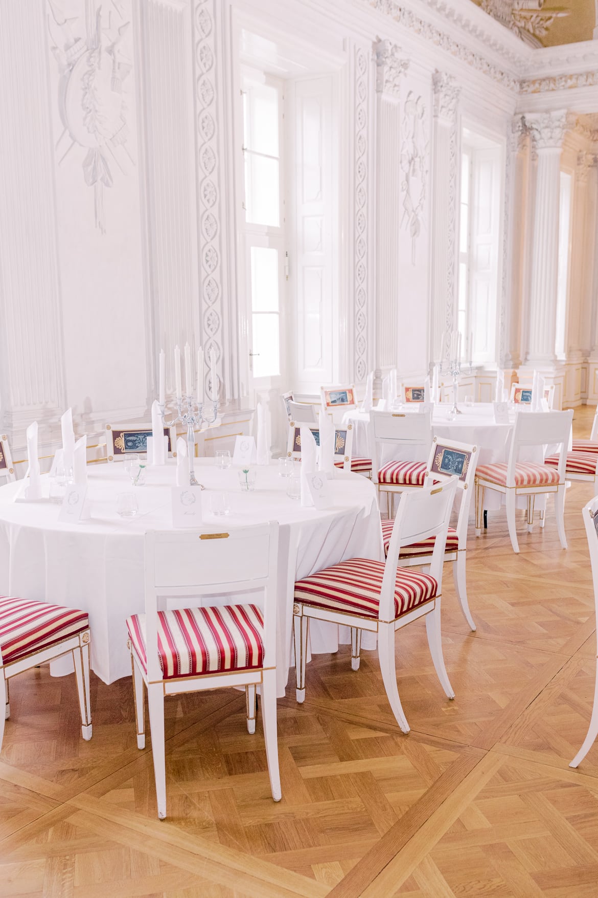 Gedeckte Tische im Festsaal im Schloss Friedrichsfelde Berlin