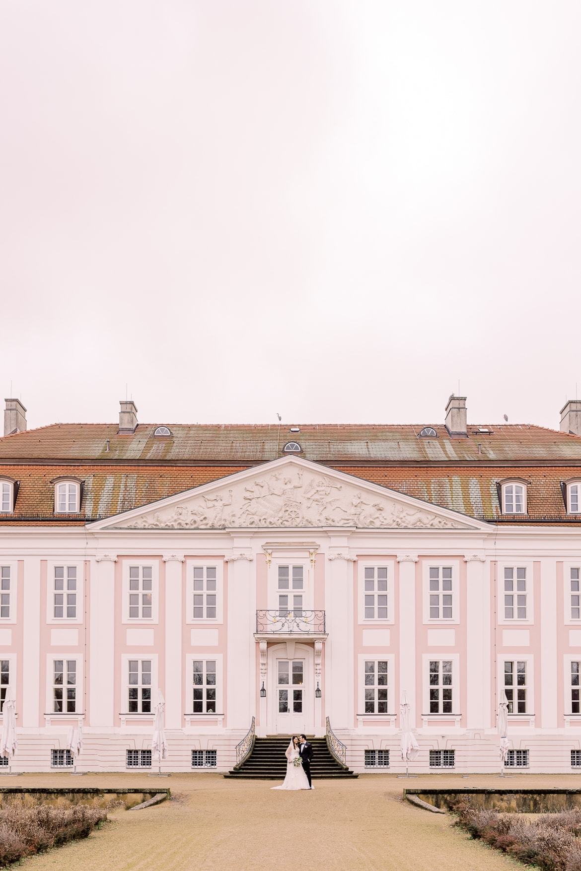 Brautpaar vor dem Schloss Friedrichsfelde Berlin