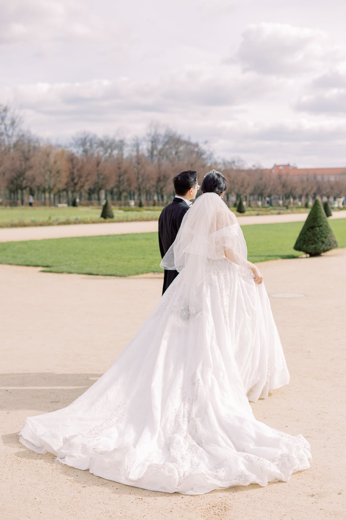 Hochzeitspaar spaziert im Park