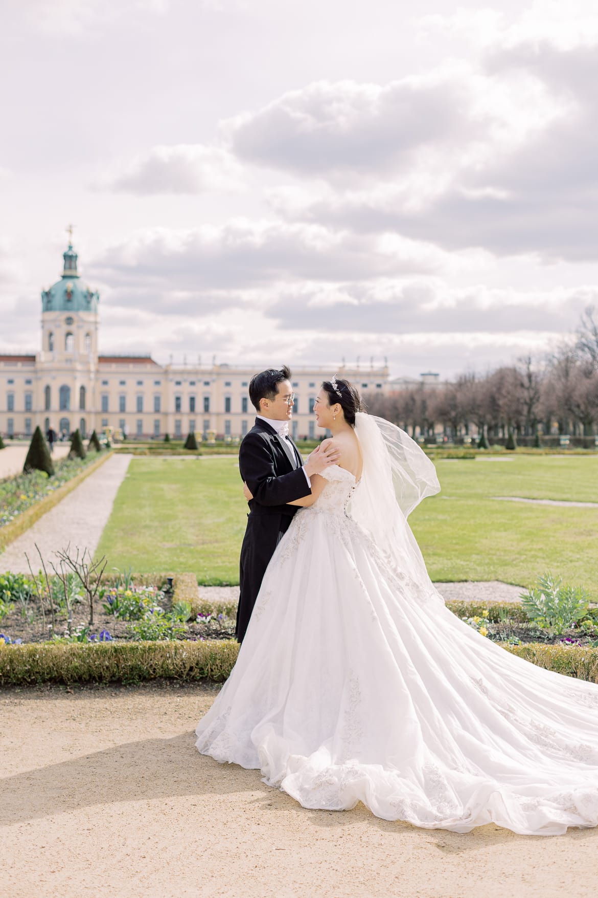 Hochzeitspaar lacht sich an