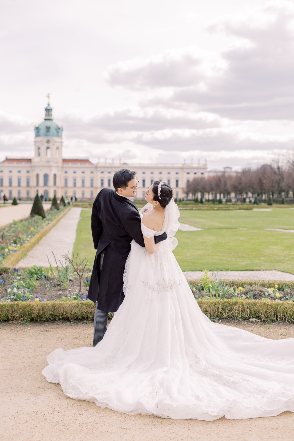 Hochzeitspaar kuschelt im Park