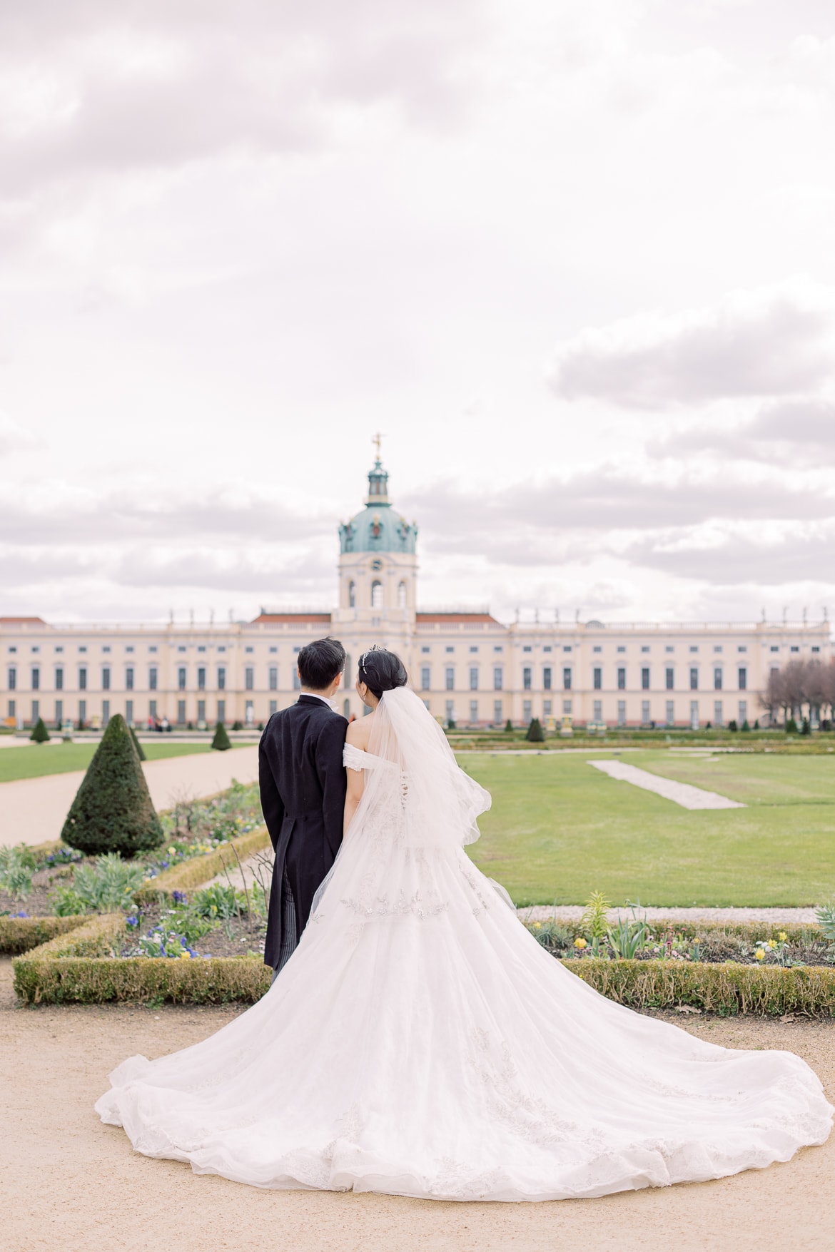 Hochzeitspaar schaut auf ein Schloss