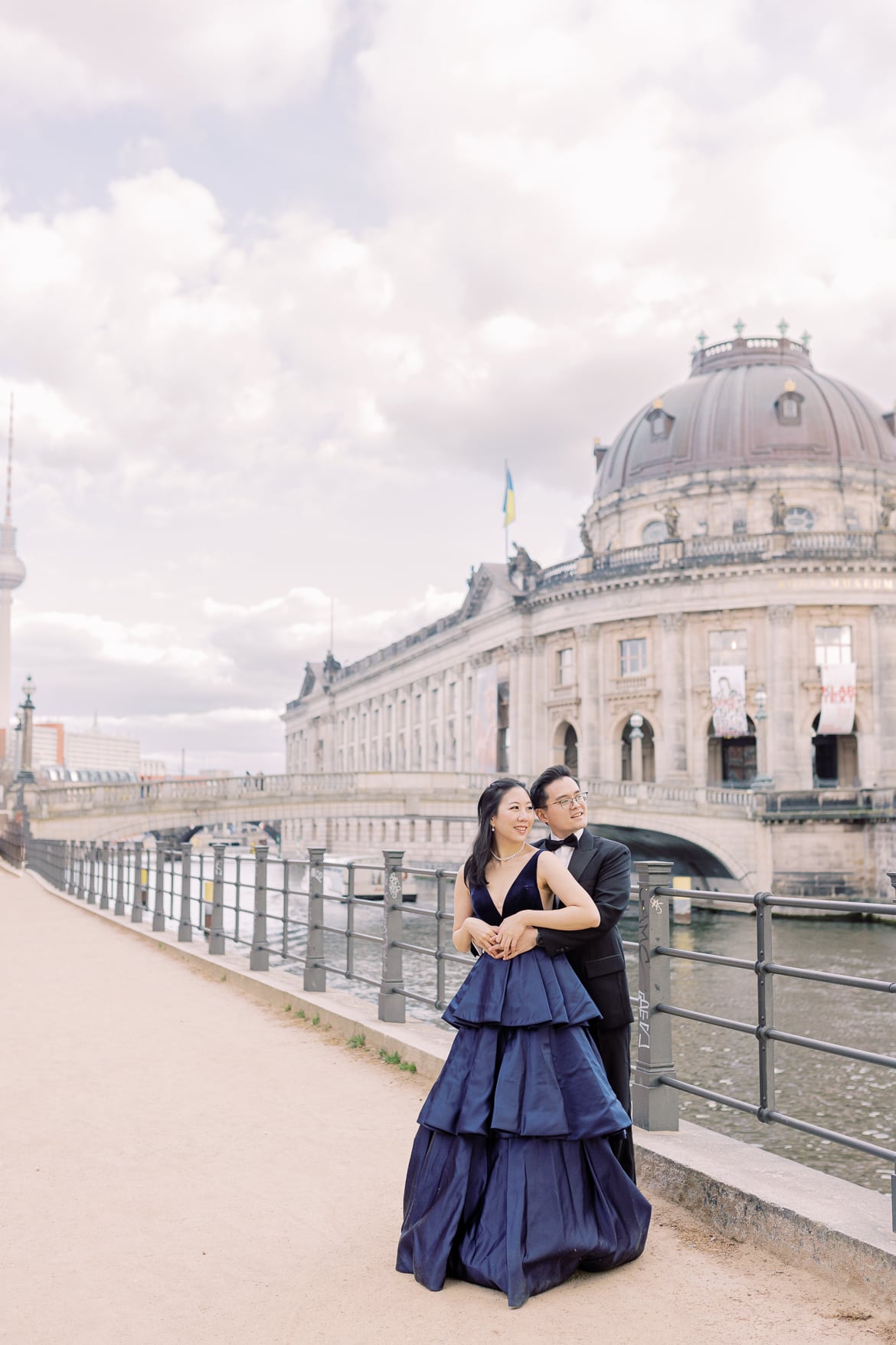 Paar in eleganter Kleidung kuschelt vor dem Bodemuseum