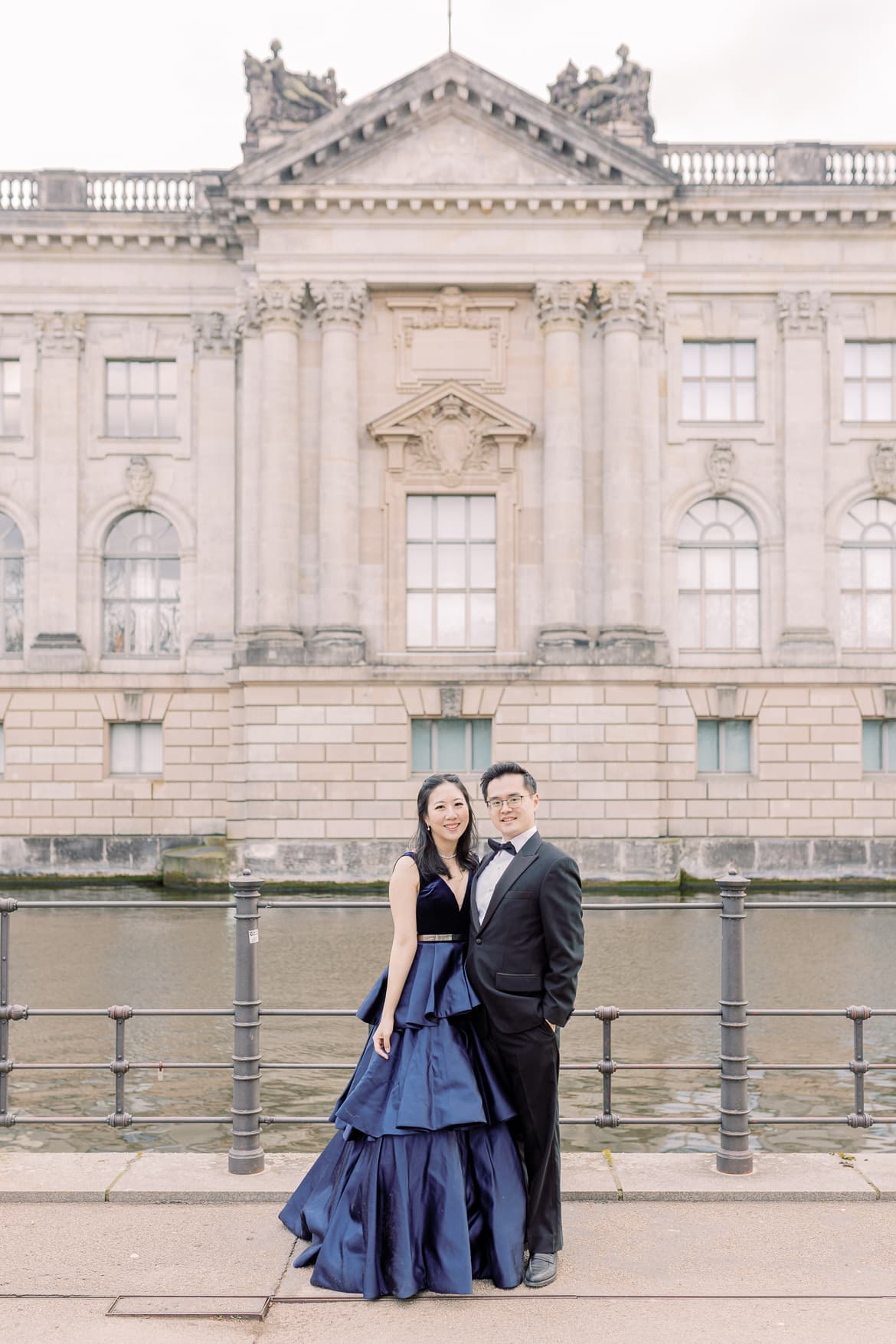 Paar in eleganter Kleidung kuschelt vor dem Bodemuseum