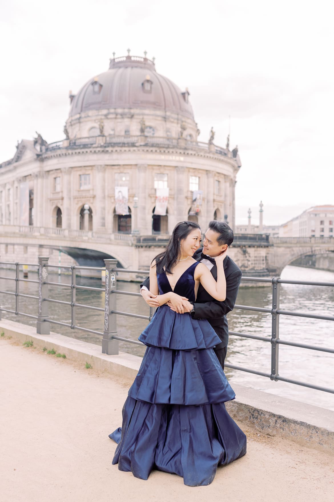 Paar in eleganter Kleidung kuschelt vor dem Bodemuseum