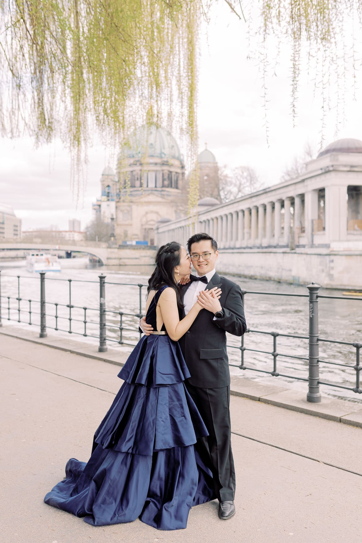 Paar in eleganter Kleidung kuschelt vor dem Bodemuseum