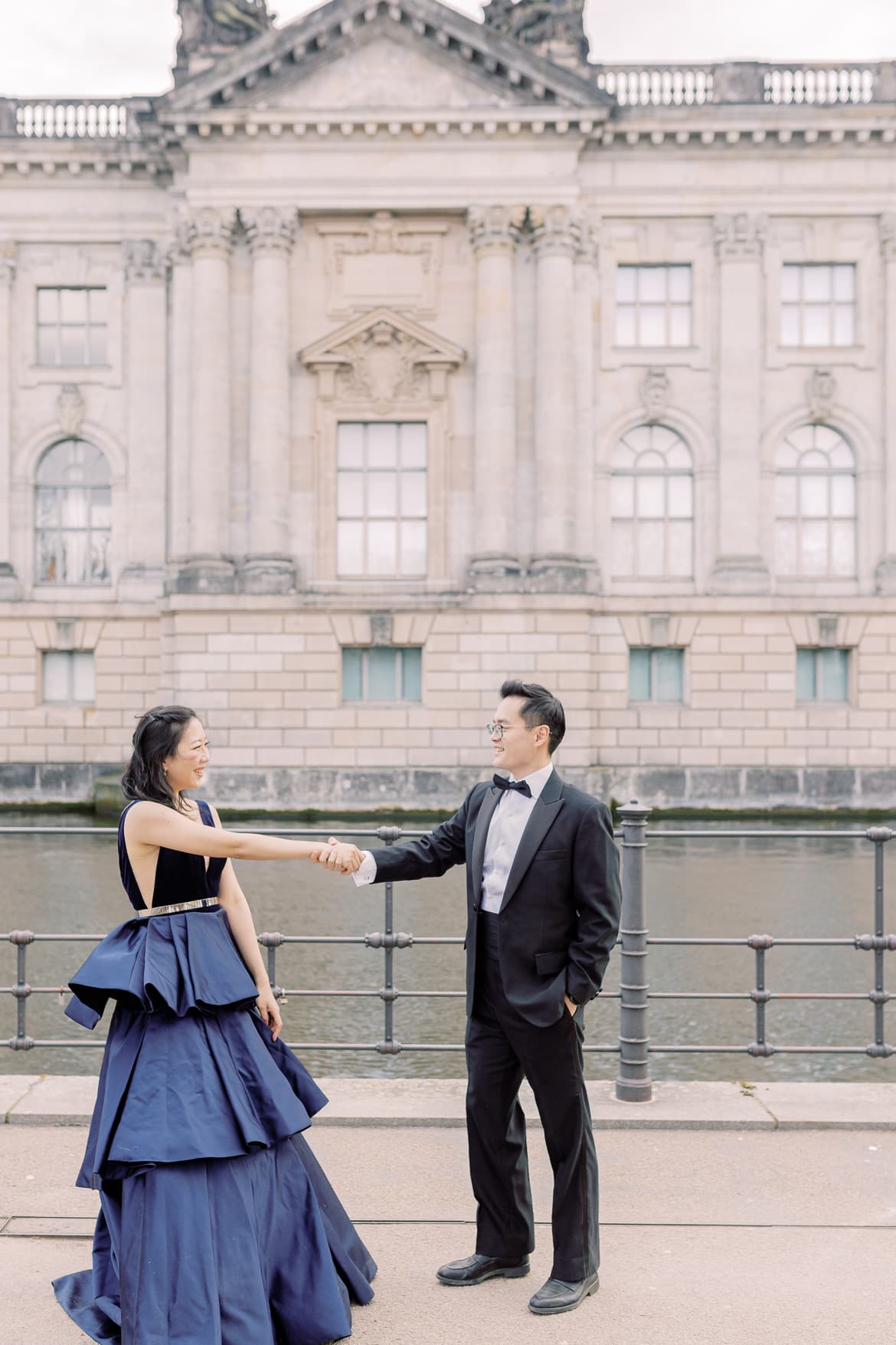 Paar in eleganter Kleidung kuschelt vor dem Bodemuseum