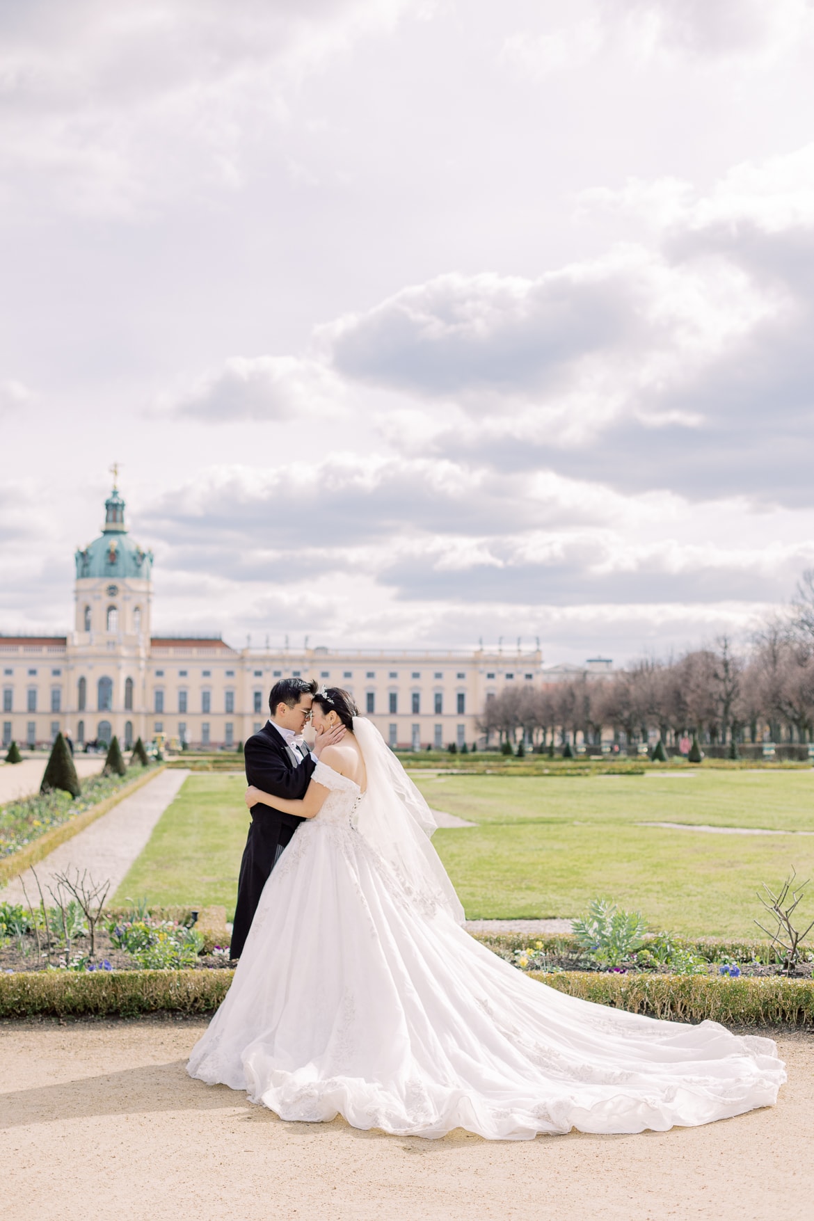 Hochzeitspaar umarmt sich im Park