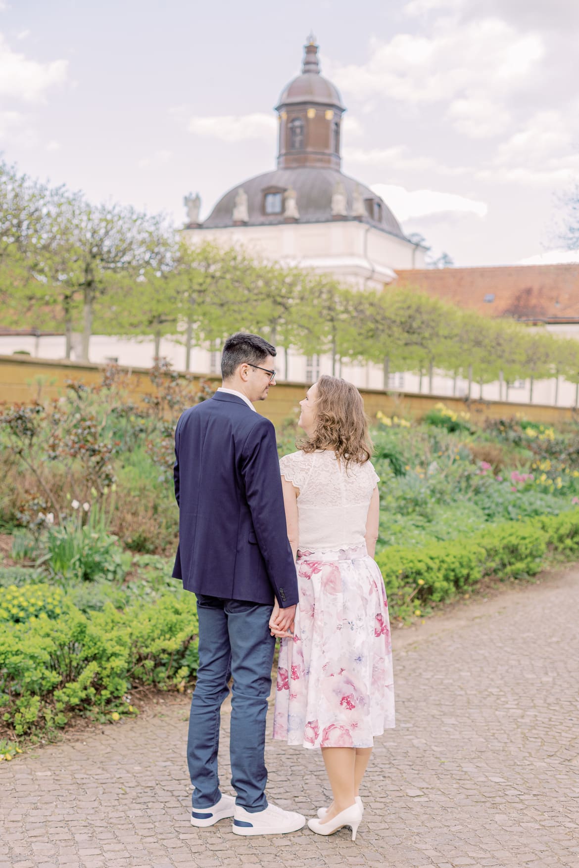 Paar schaut sich an im Park vom Schloss Köpenick