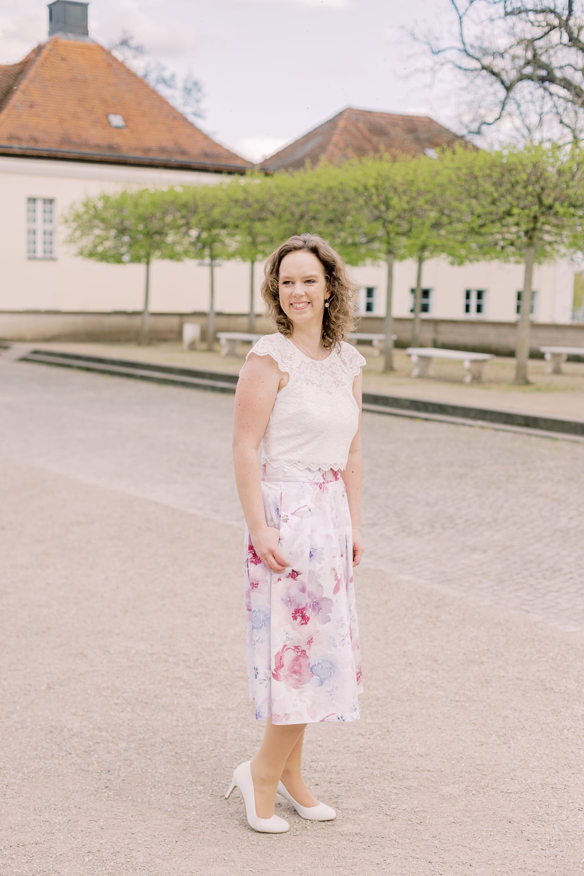 Frau steht auf dem Vorplatz vom Schloss Köpenick