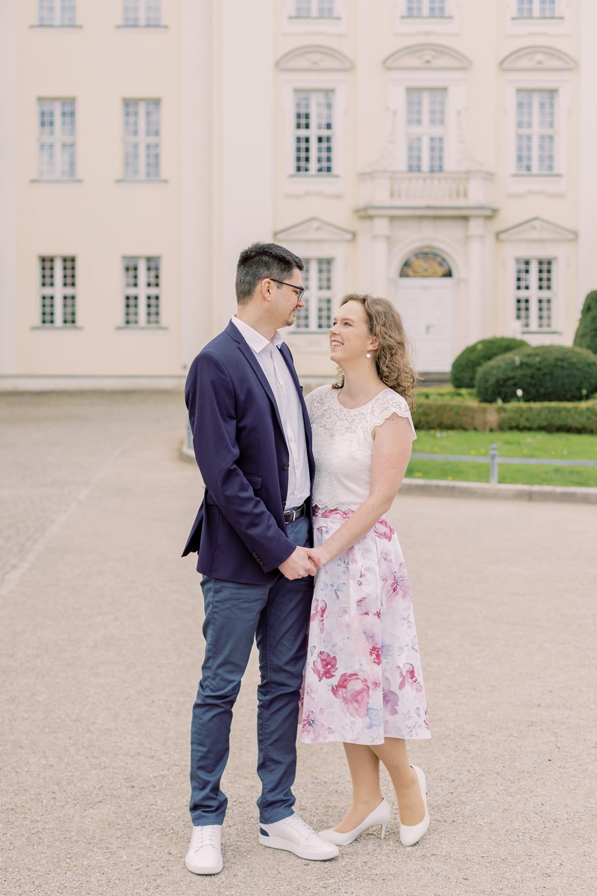 Paar hält sich vor dem Schloss Köpenick fest