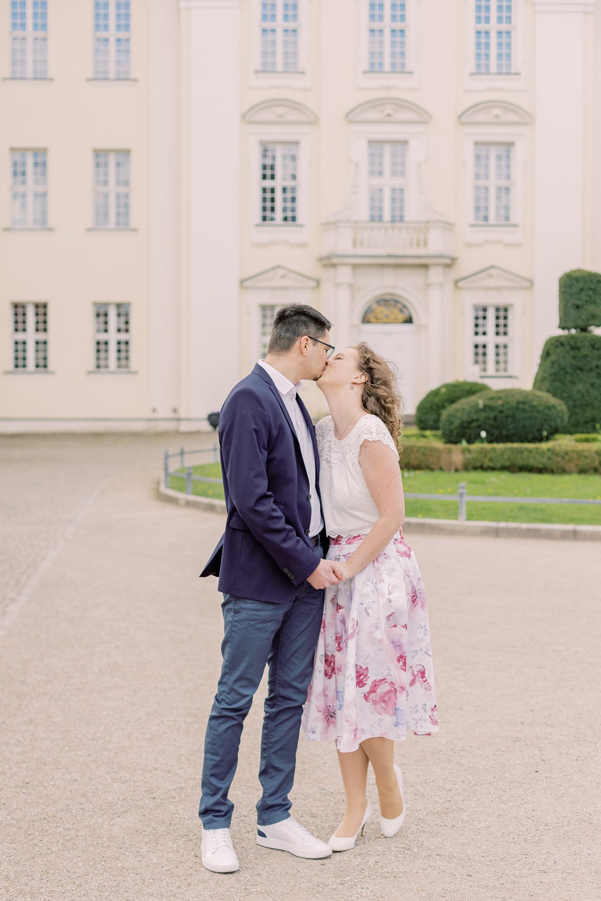 Paar küsst vor dem Schloss Köpenick