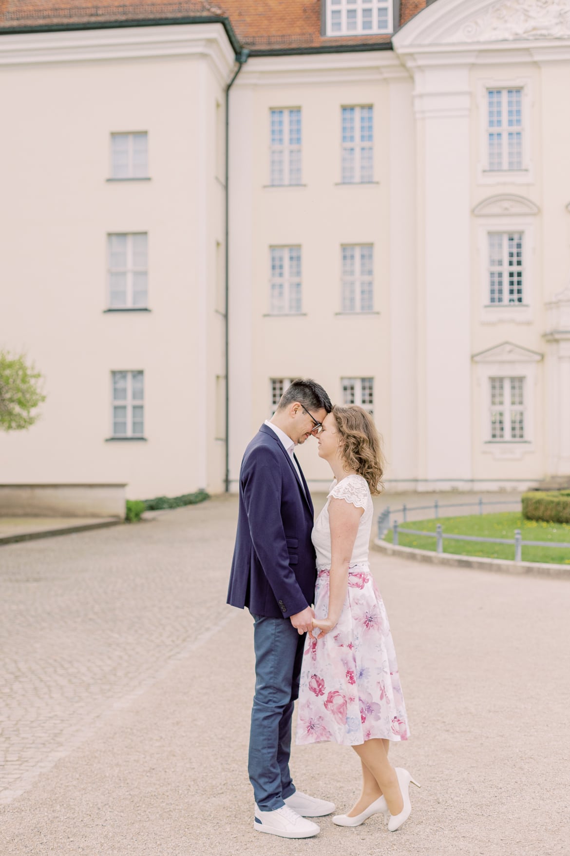 Paar legt vor dem Schloss Köpenick ihre Köpfe zusammen