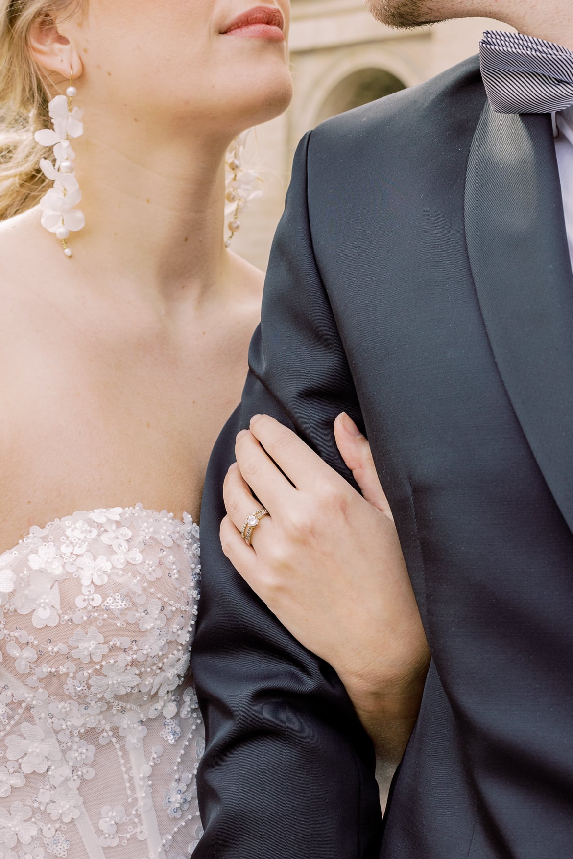 Hochzeitspaar im Palais Royal Paris - Detail des Rings