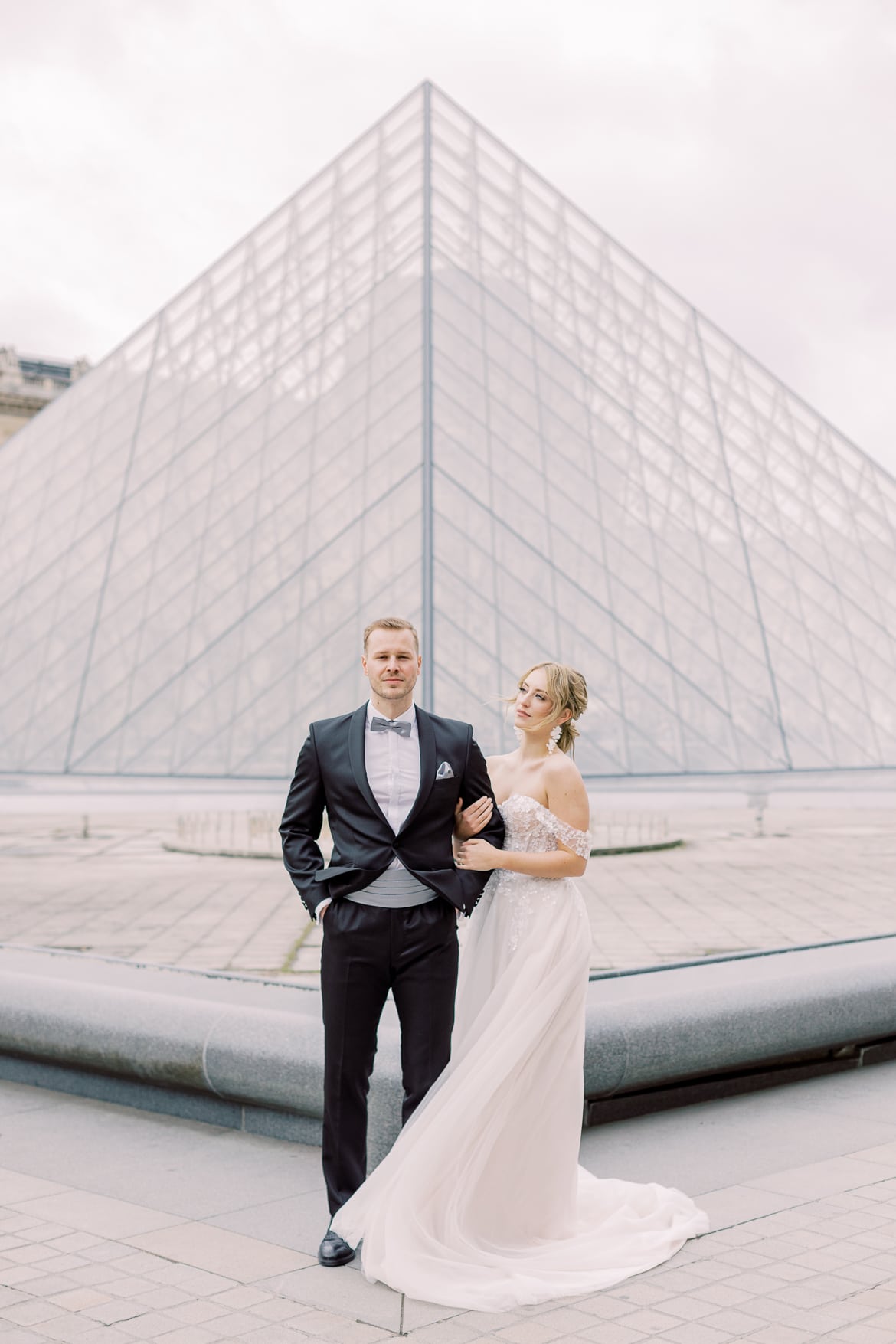 Hochzeitspaar vor dem Louvre in Paris