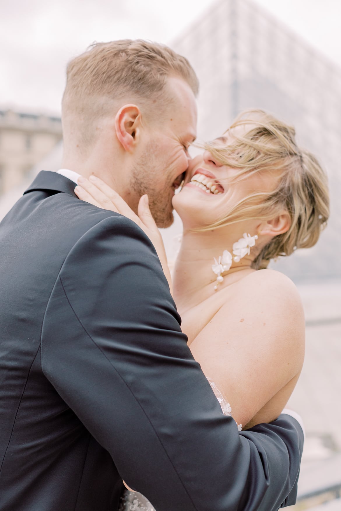 Hochzeitspaar vor dem Louvre in Paris