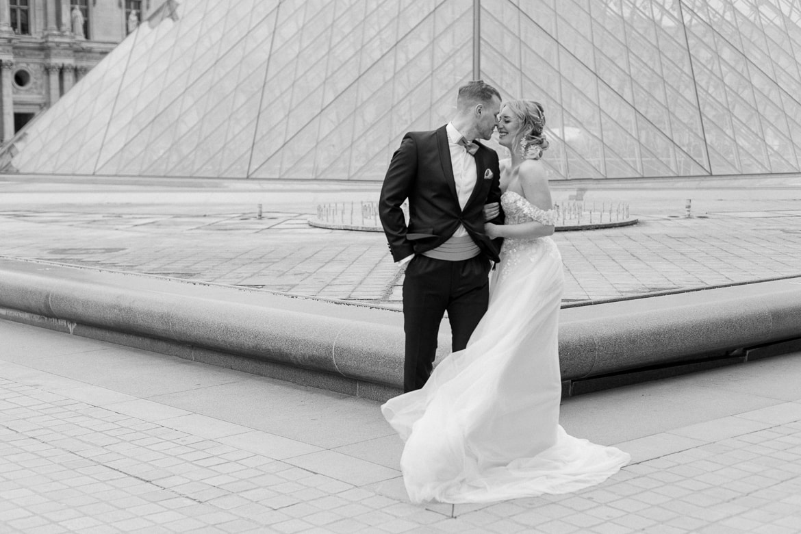 Hochzeitspaar vor dem Louvre in Paris