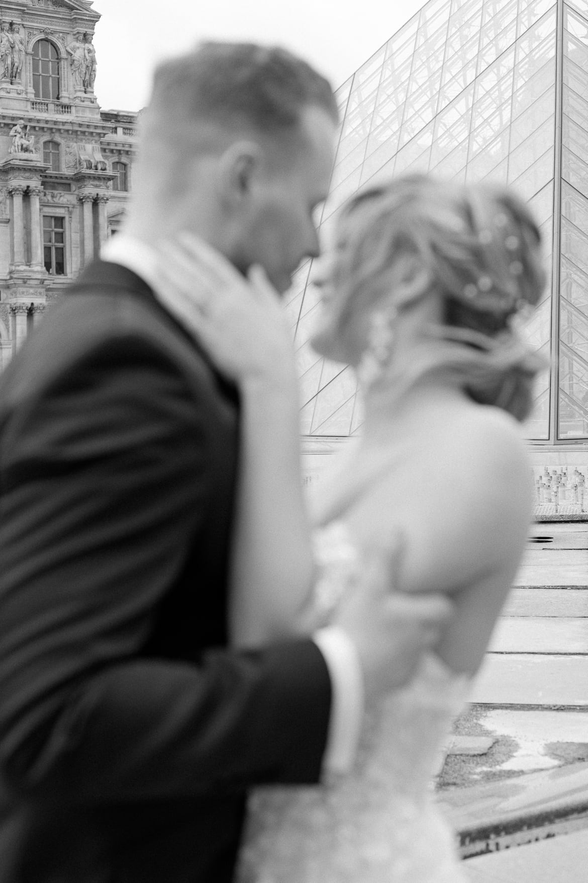 Hochzeitspaar vor dem Louvre in Paris