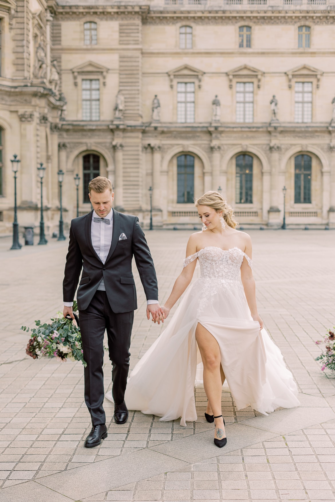 Hochzeitspaar vor dem Louvre in Paris