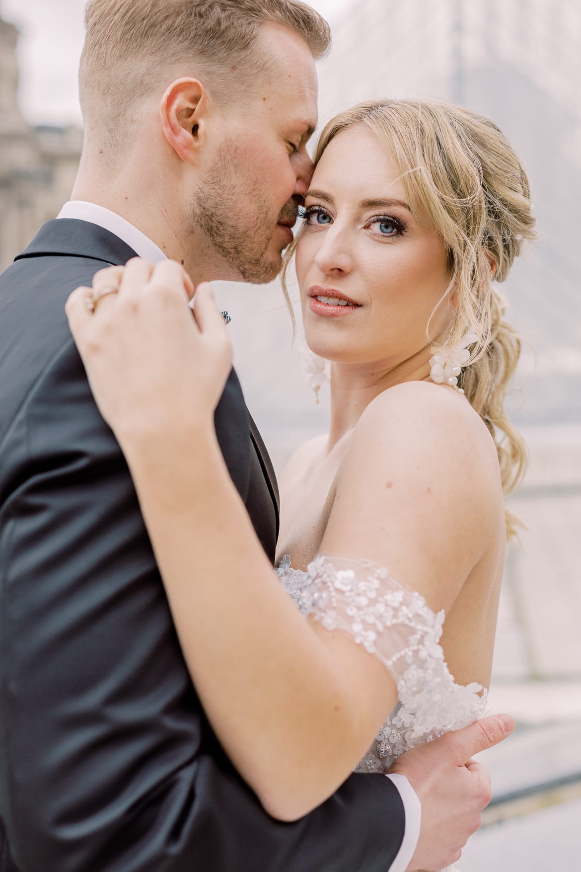 Hochzeitspaar vor dem Louvre in Paris