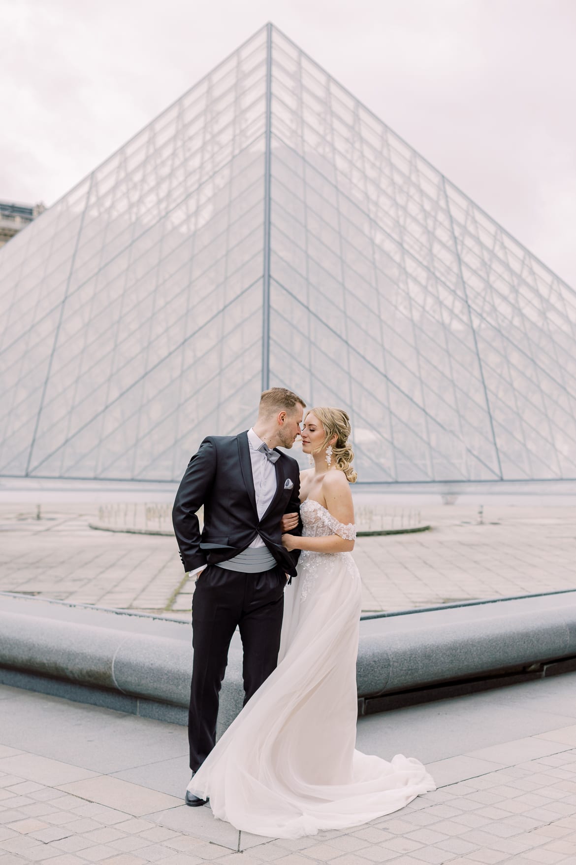 Hochzeitspaar vor dem Louvre in Paris