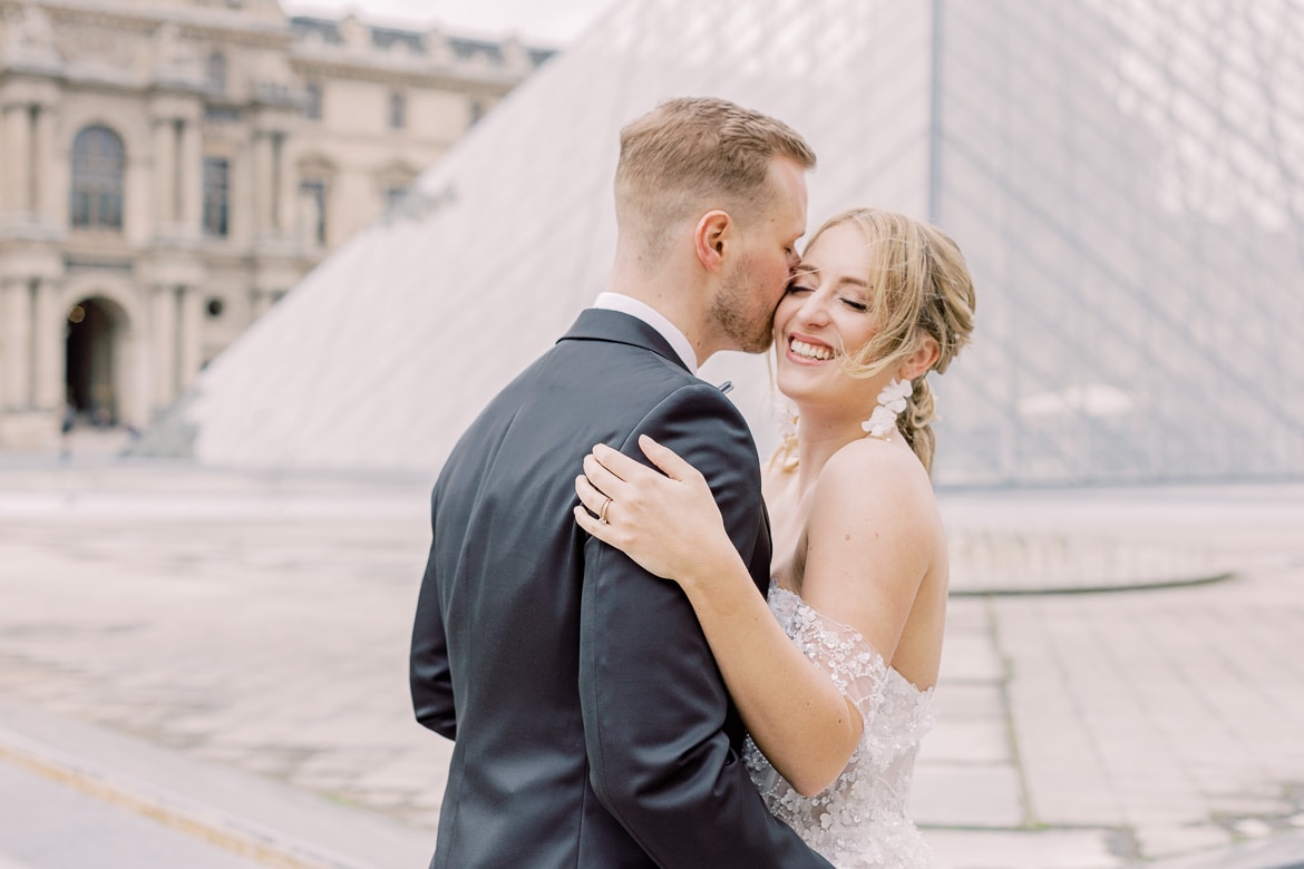 Hochzeitspaar vor dem Louvre in Paris