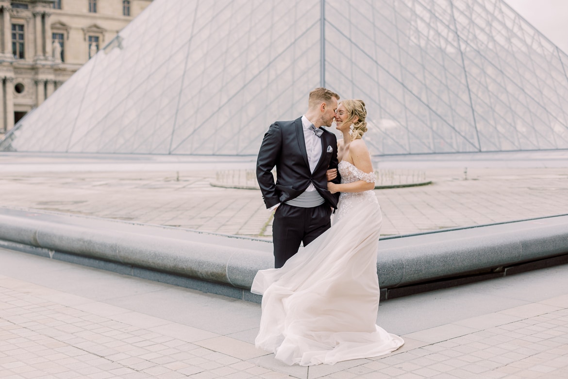 Hochzeitspaar vor dem Louvre in Paris